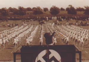 Niels Bukh på podiet med ryggen til igang med en opvisning med sine opvisningspiger i Flensborg 1936. Foto: Hans Bonde